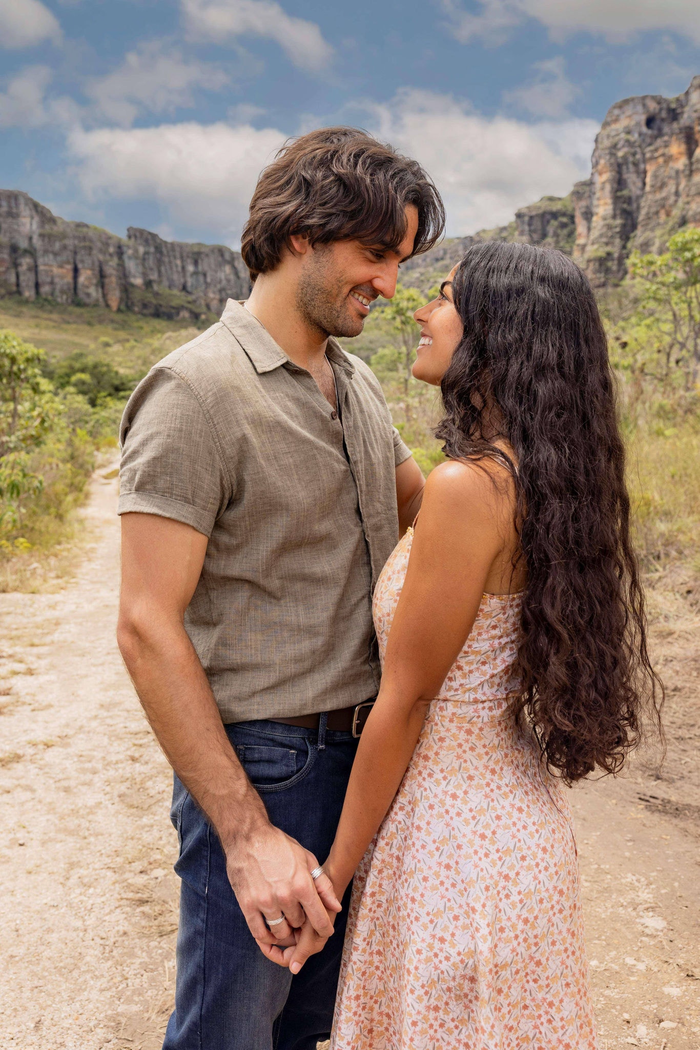 Intérpretes de Artur Ariosto e Quinota, Túlio e Larissa viverão par romântico em "No Rancho Fundo"