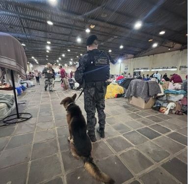 Homem da Brigada Militar faz patrulhamento em abrigo, para resguardar a segurança dos desabrigados em Porto Alegre