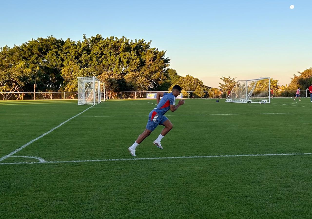 Matheus Davó realizando corrida enquanto equipe fazia coletivo