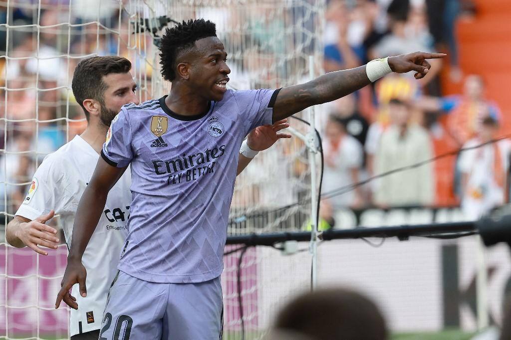 Vinicius Junior aponta para torcedores que fizeram gestos de macaco para ele durante jogo contra Valencia