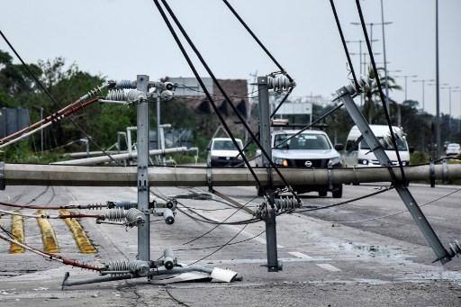Linhas de transmissão caídas após a passagem do furacão Zeta, em Puerto Morelos, estado de Quintana Roo, México