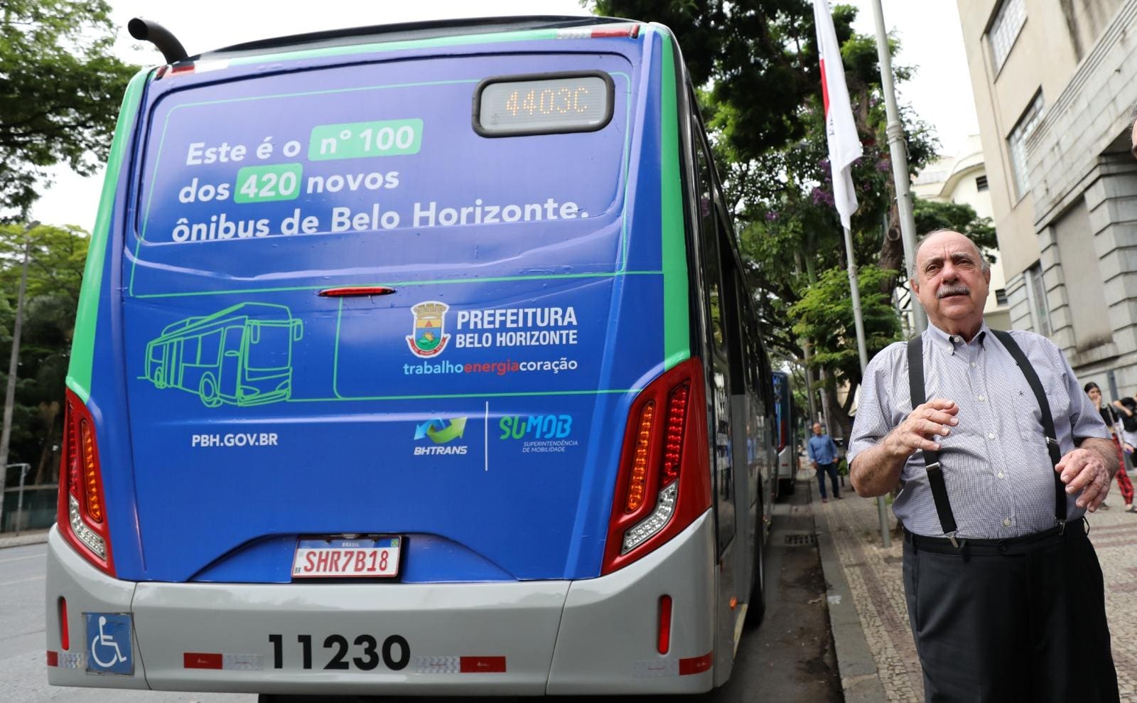 Fuad ao lado de ônibus na porta da prefeitura