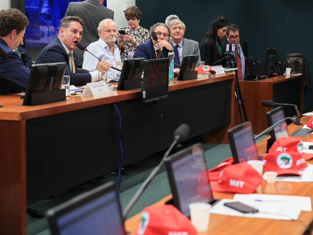 Deputados governistas levaram bonés do MST à CPI durante depoimento do líder do movimento, João Pedro Stédile