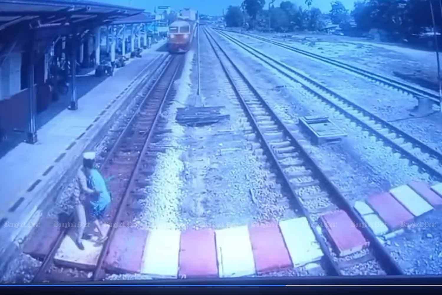 Chefe da estação conseguiu salvar mulher segundos antes do atropelamento por trem