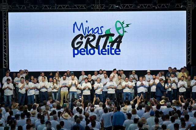 Caravanas de todo o Estado estiveram no Movimento Minas Grita pelo Leite com produtores impactados pela situação difícil da pecuária leiteira no Brasil.