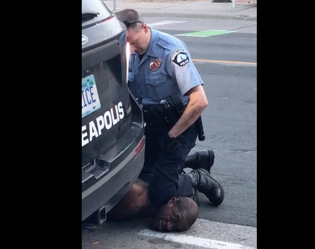 Vídeo flagrou o policial Derek Chauvin pressionando o pescoço de George Floyd durante cinco minutos, até ele morrer