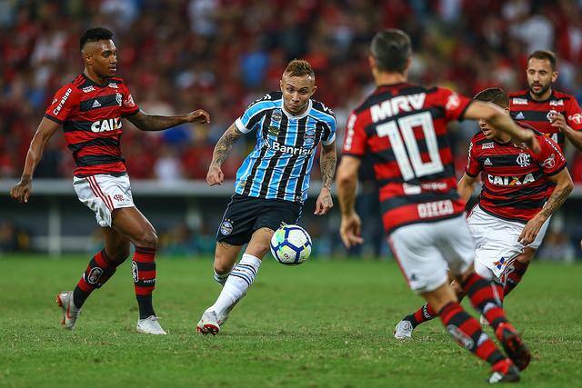 Flamengo conseguiu segurar o ataque do Grêmio e passou às semifinais da Copa do Brasil