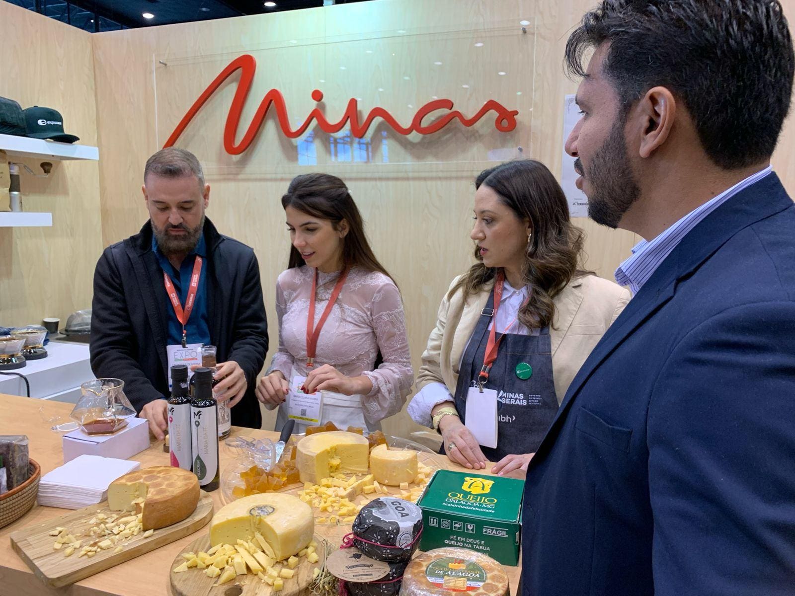 O secretário Leônidas Oliveira apresenta os produtos mineiros na Specialty Coffee Chicago