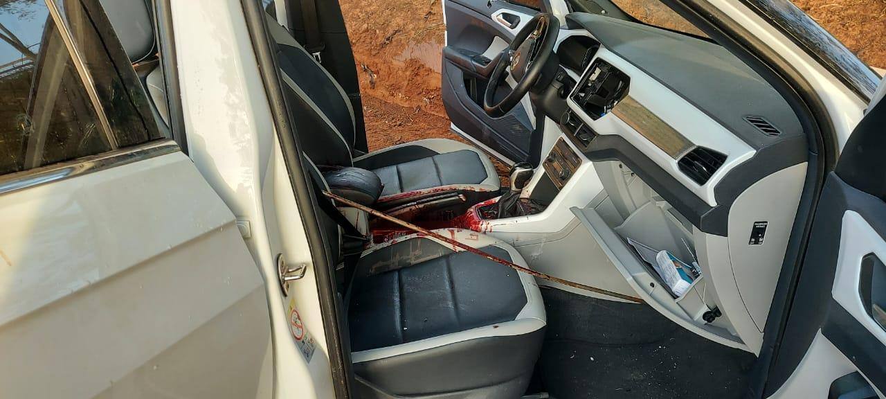 Carro usado em assalto em Itajubá é encontrado com tiros e sangue em Extrema