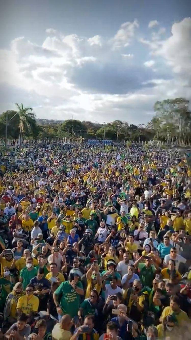 Multidão acompanhou discurso do presidente Bolsonaro em Uberlândia
