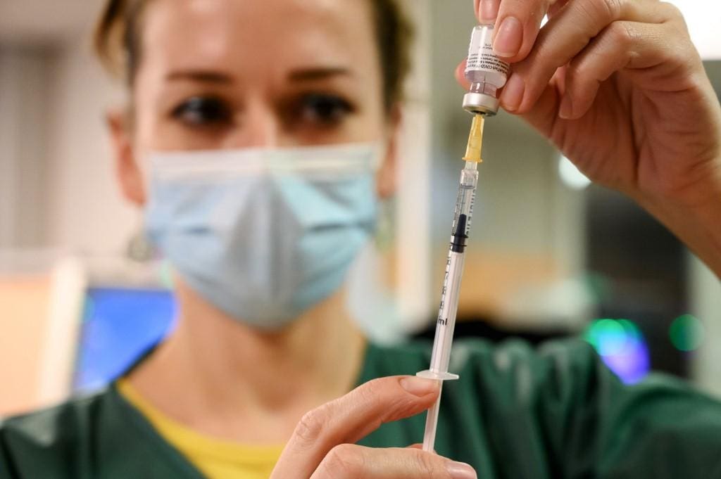 Vacina Pfizer AULNAY-SOUS-BOIS, FRANÇA - Covid-19 - seringa - coronavírus - pandemia