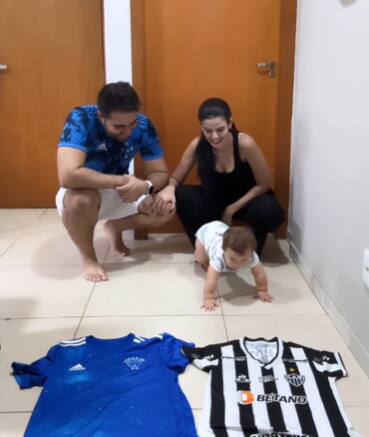 Bebê engatinha até camisa do Atlético-MG