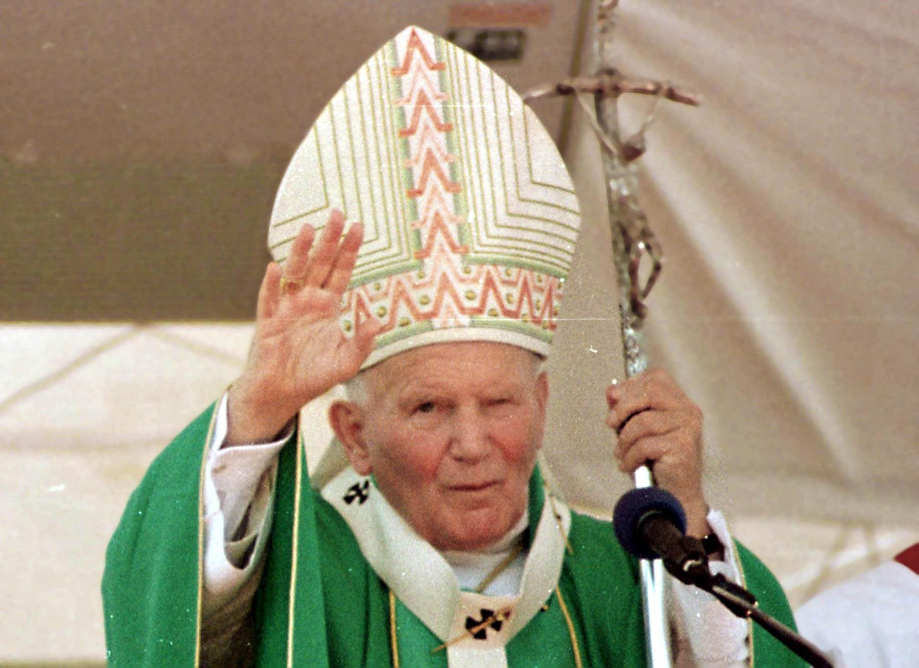 A reportagem da BBC afirma que o papa João Paulo II manteve durante mais de 30 anos uma amizade intensa com Anna Teresa Tymieniecka
