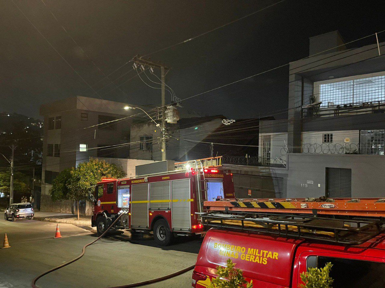 Corpo de Bombeiros controlou as chamas que destruíram parte da casa no bairro Santa Lúcia 