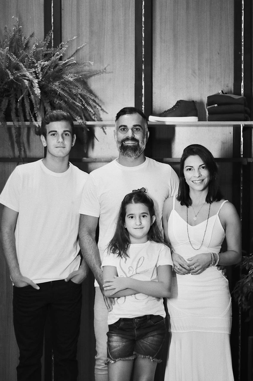 Henrique Carabetti, 45, pai de Guilherme, 15, e Gabriela, 8, vivenciou, no ano passado, o luto pela morte de sua primeira esposa; hoje, ele namora a empresária Janaína Melo, 40