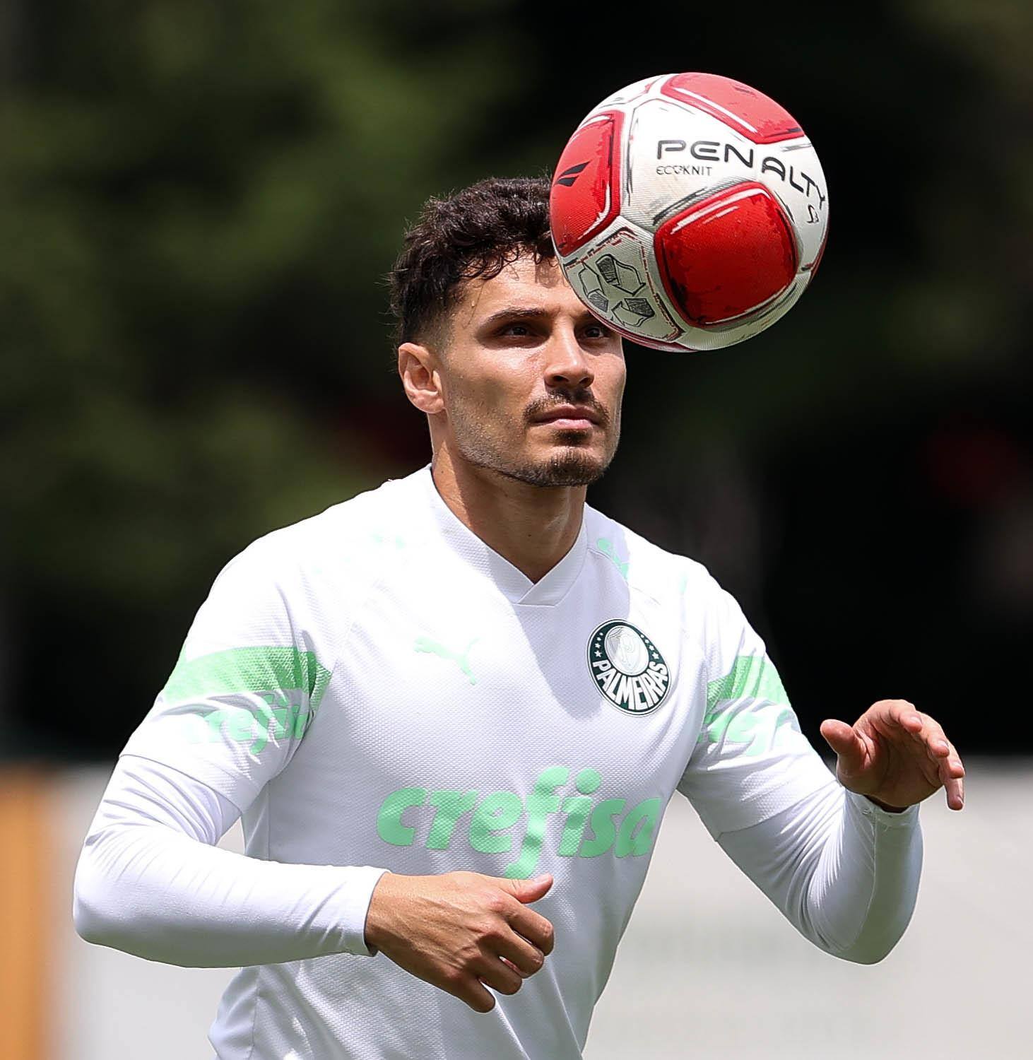 O jogador Raphael Veiga, durante treinamento, na Academia de Futebol do Palmeiras
