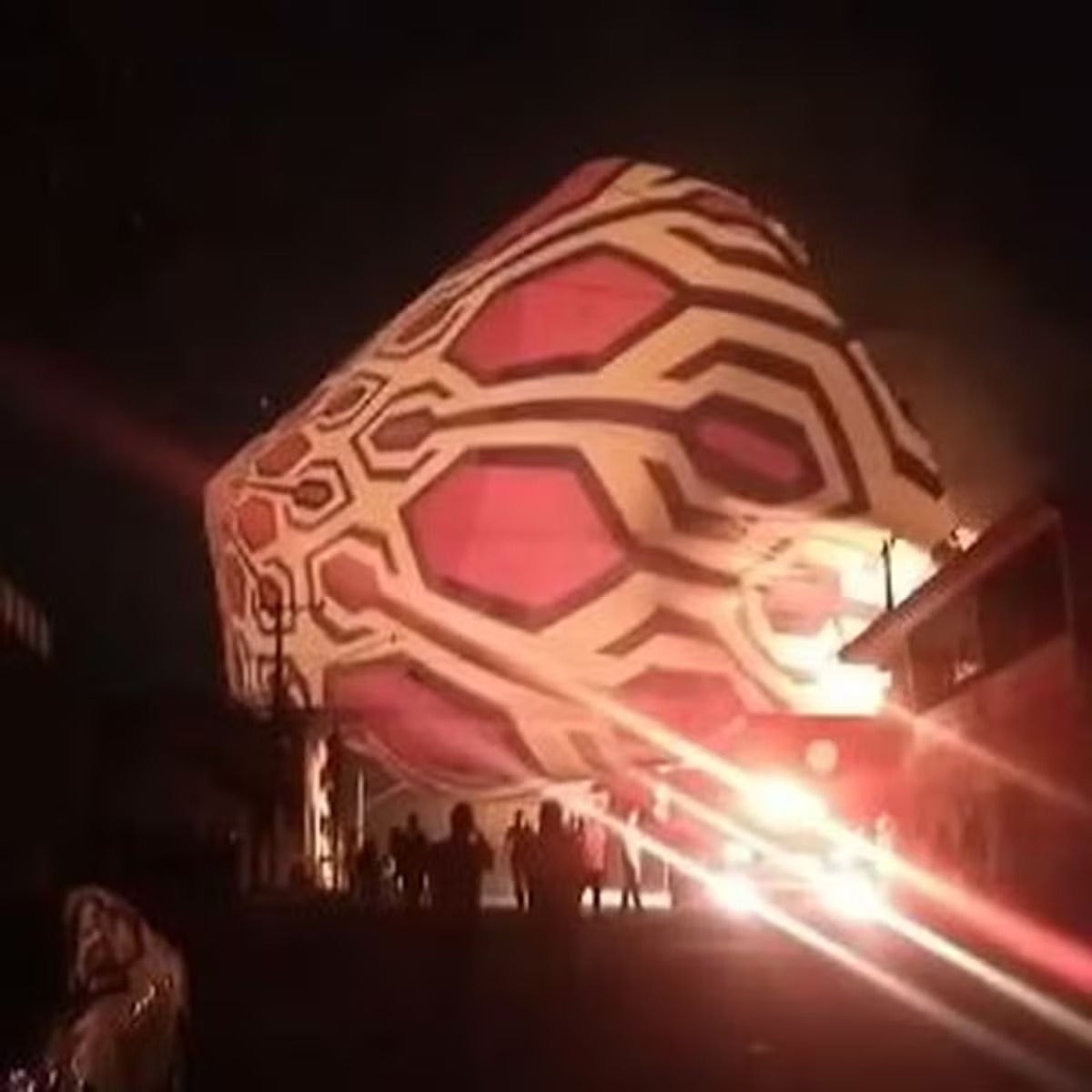 Balão cai, danifica casas e arrasta moto para poste 
