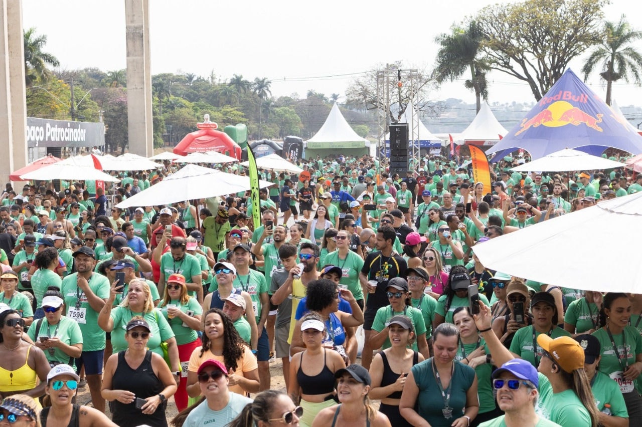 Primeira edição da corrida do Mart Minas, em 2024, reuniu milhares de pessoas na Pampulha