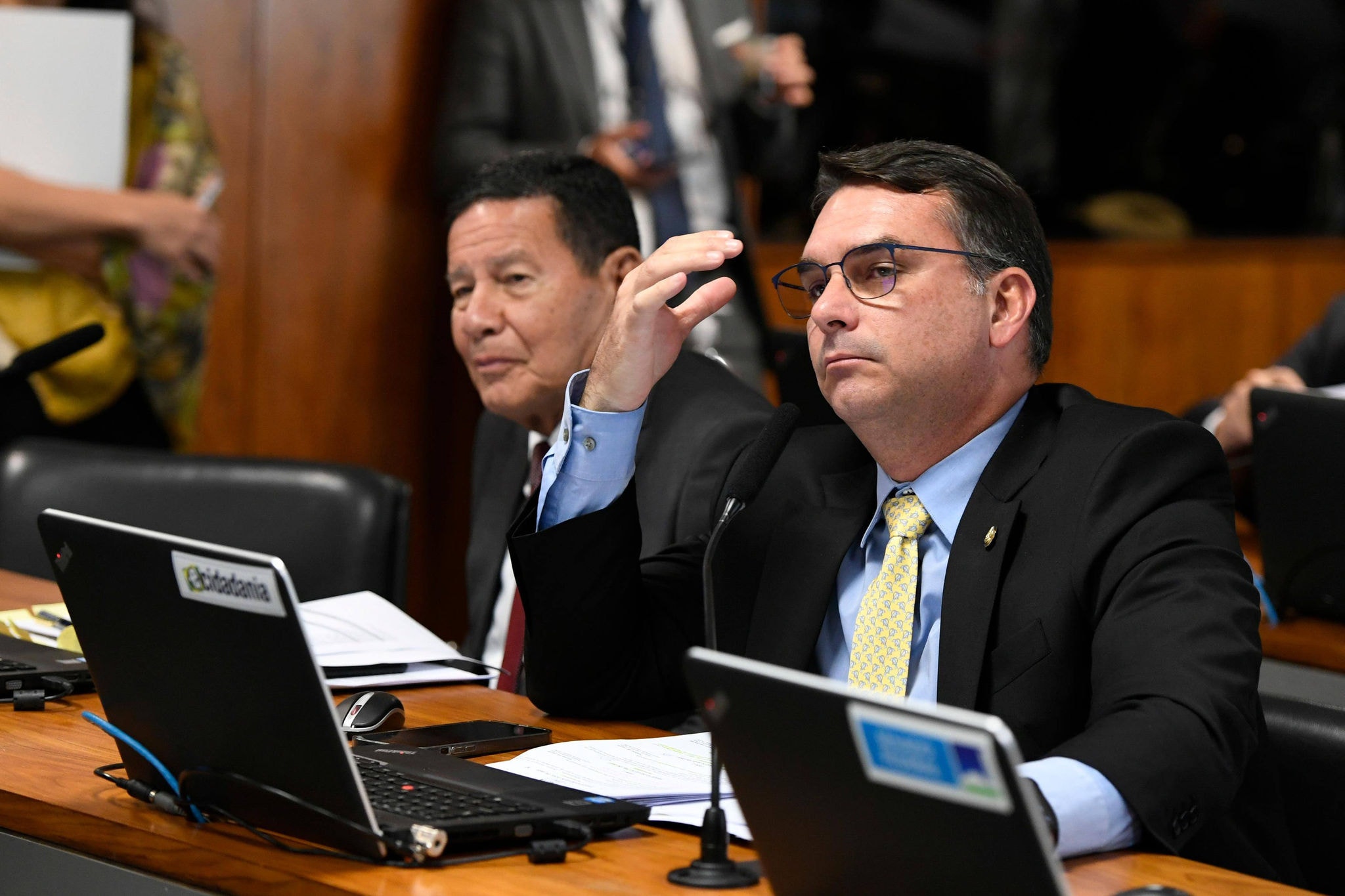 Os senadores Flávio Bolsonaro e Hamilton Mourão