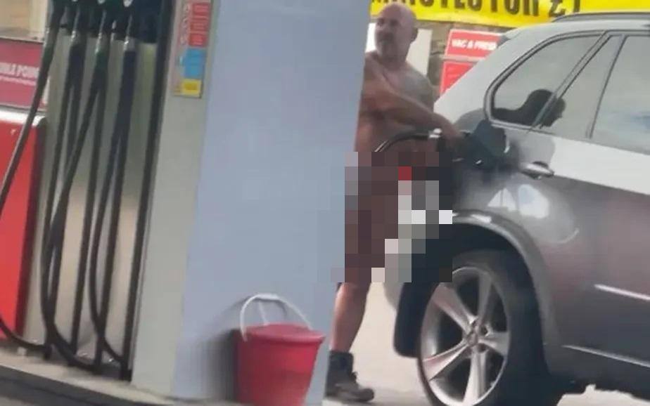 Homem nu abastece o seu carro em posto de combustível na Inglaterra