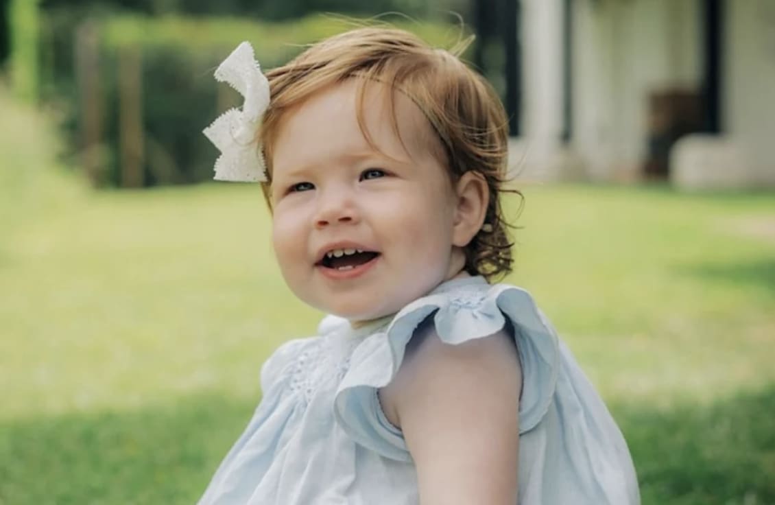 O príncipe Harry e Meghan Markle divulgaram uma nova foto de sua filha de 1 ano, Lilibet