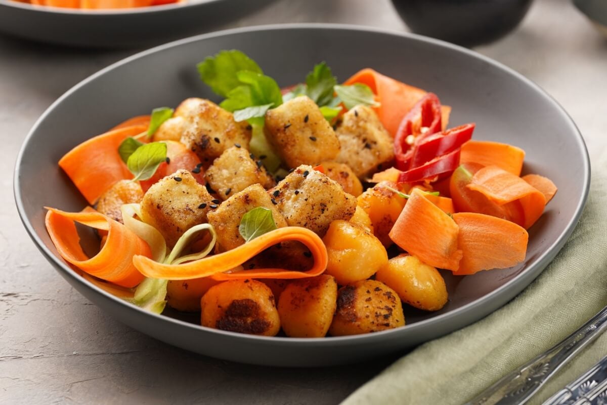Nhoque de batata-doce com tofu crocante