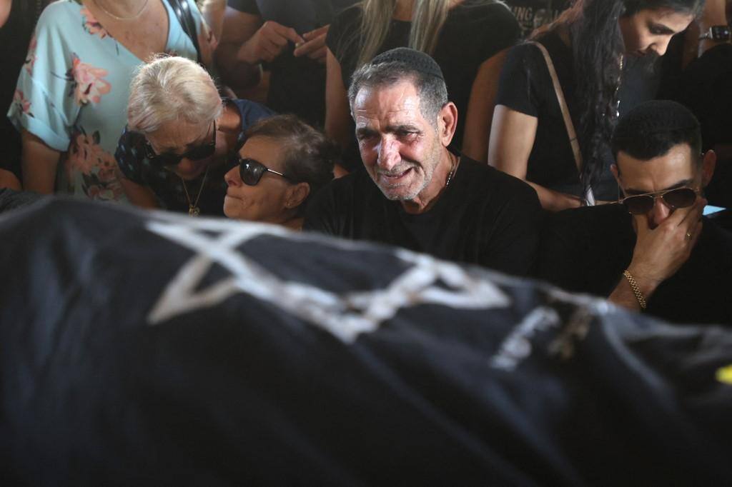 Parentes e amigos choram durante o funeral da cidadã israelense-francesa Celine Ben David Nagar, morta durante ataque de terroristas do Hamas a Israel, ao sul de Tel Aviv, em 17 de outubro de 2023