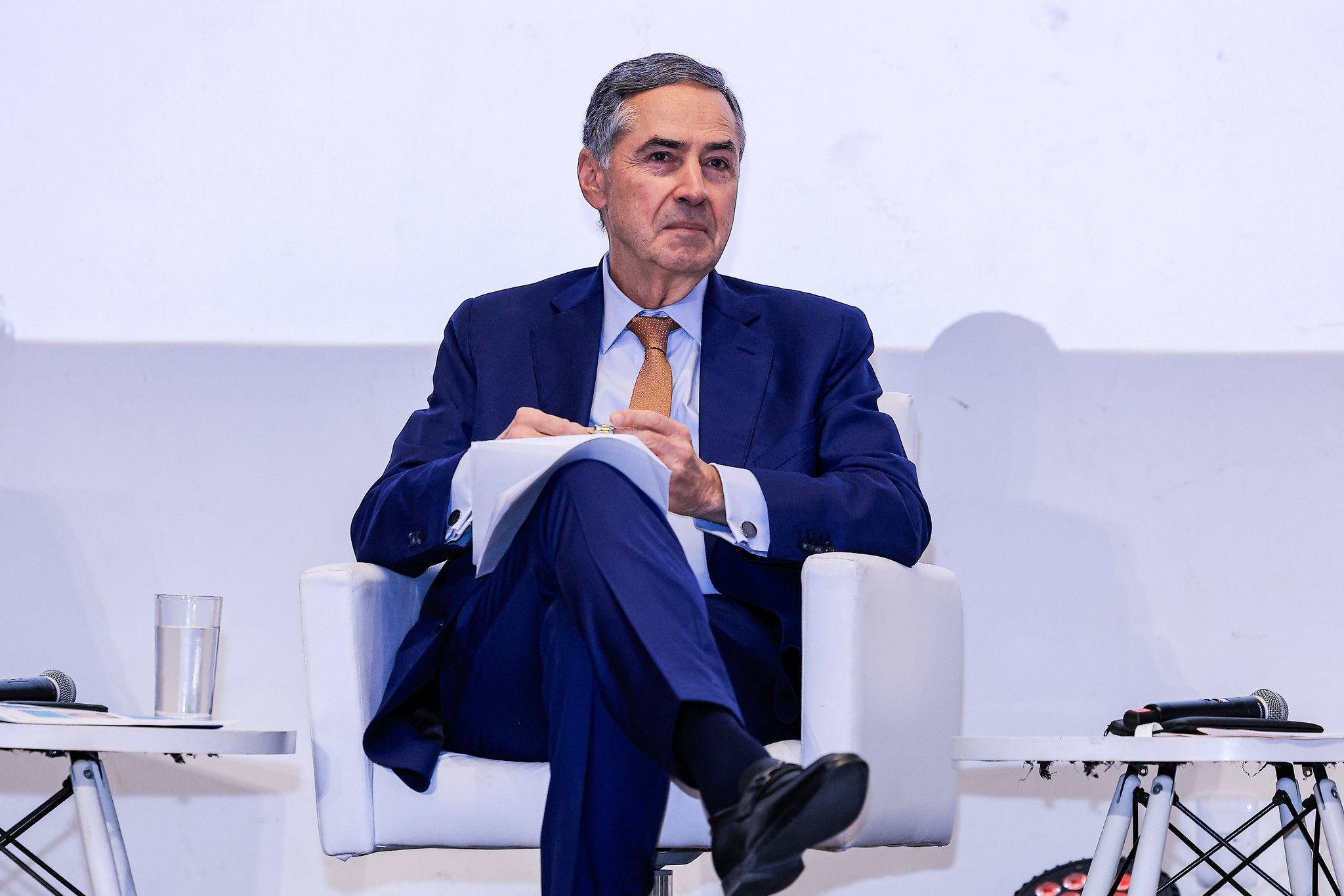 O presidente do STF, Luís Roberto Barroso, optou por se manifestar de forma cautelosa após a publicação de nota oficial do STF, buscando reforçar a transparência das decisões da Corte frente à repercussão internacional