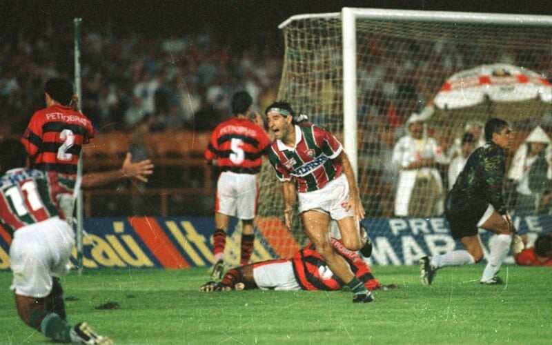 Renato Gaúcho comemora o "gol de barriga" na final do Campeonato Carioca de 1995, entre Flamengo e Fluminense (Foto: Marcelo Theobald/Agência O Globo)