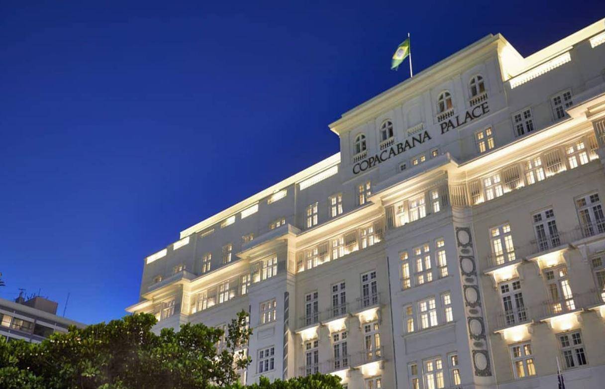 O hotel possui 239 apartamentos e suítes de luxo e fica localizado de frente para o mar