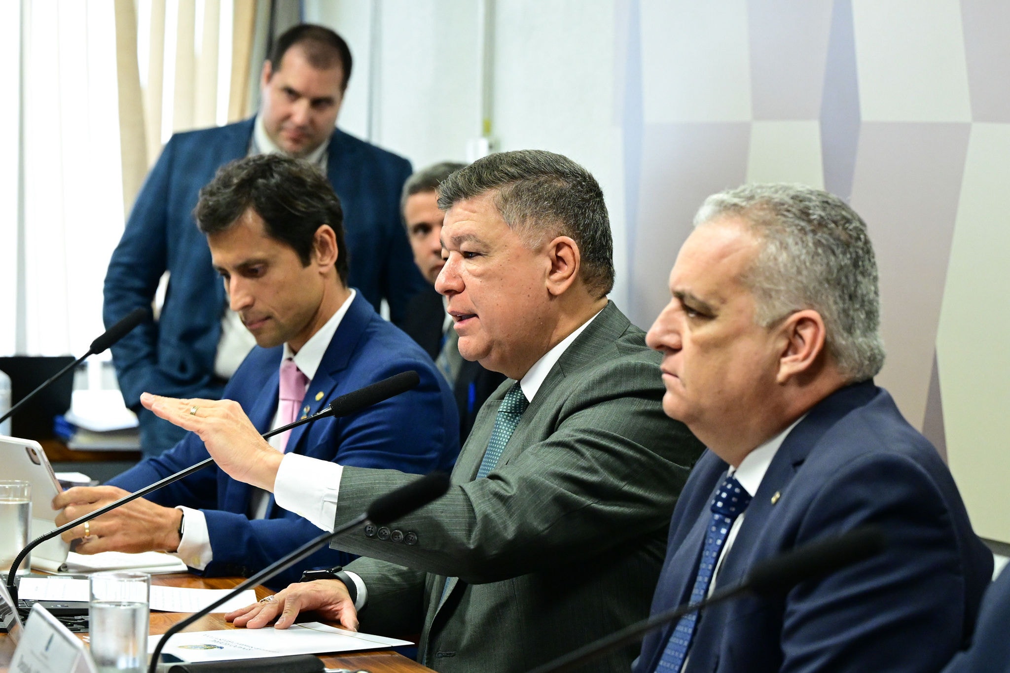 Sessão da CPMI do INSS: na foto, o vice-presidente, deputado Duarte Jr. (PSB-MA); o presidente, senador Carlos Viana (Podemos-MG); e o relator, deputado Alfredo Gaspar (União-AL)