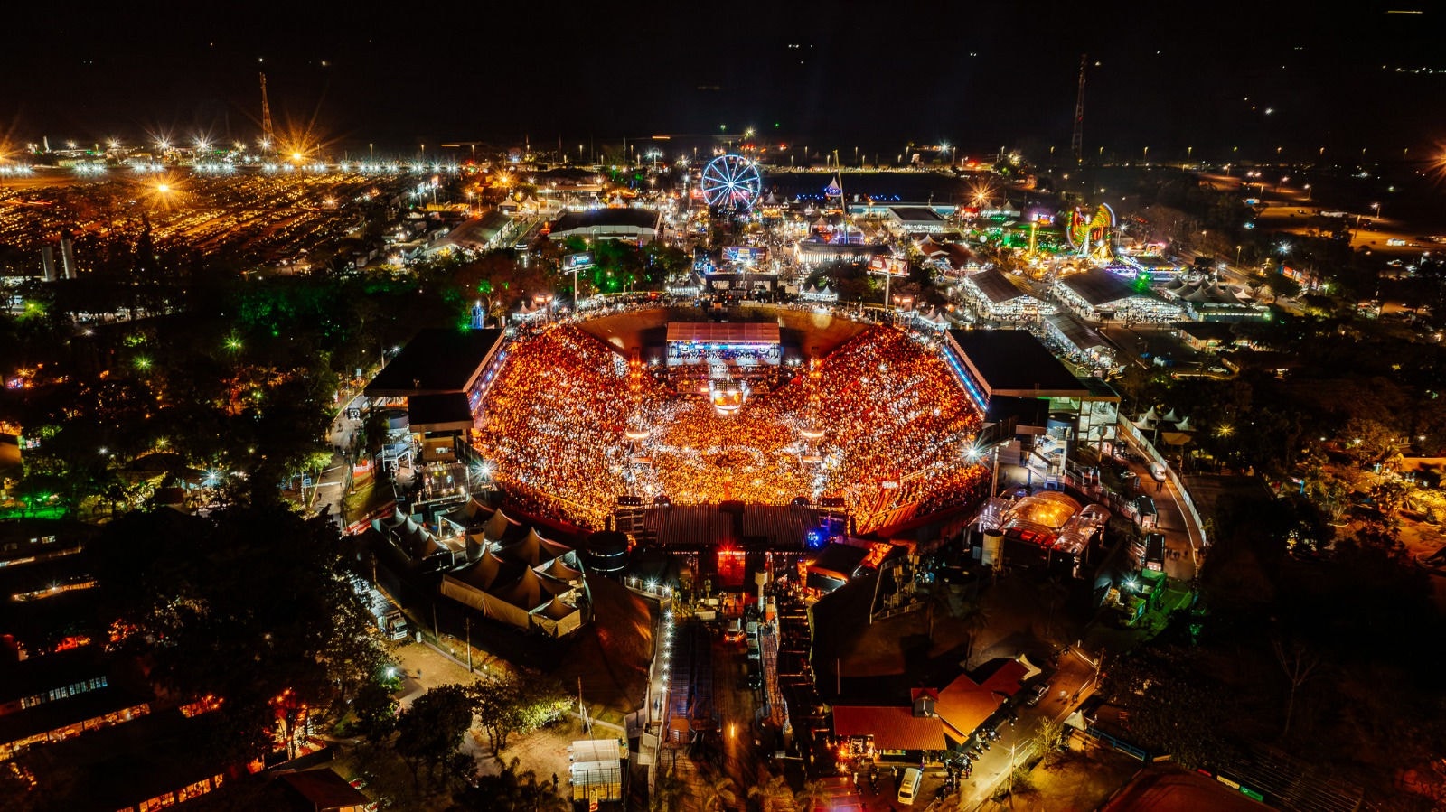 Vista aérea da arena do Parque do Peão iluminada