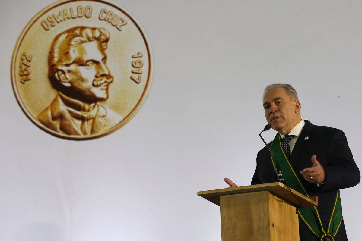 Ministro da Saúde participou de cerimônia em homenagem de entrega de medalhas de Ordem do Mérito Médico, no Clube do Exército, em Brasília, na sexta-feira (5)