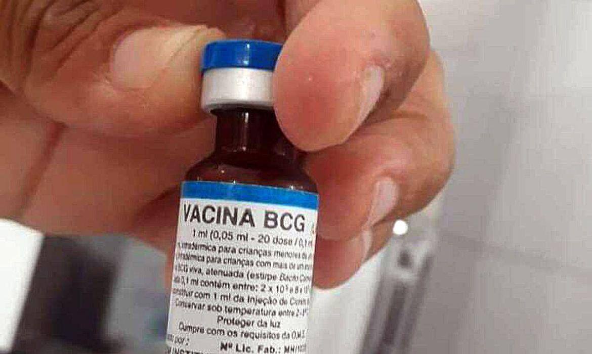 Vacina BCG protege crianças contra forma grave da tuberculose, doença que tem cura - todo o diagnóstico e tratamento são oferecidos pelo SUS