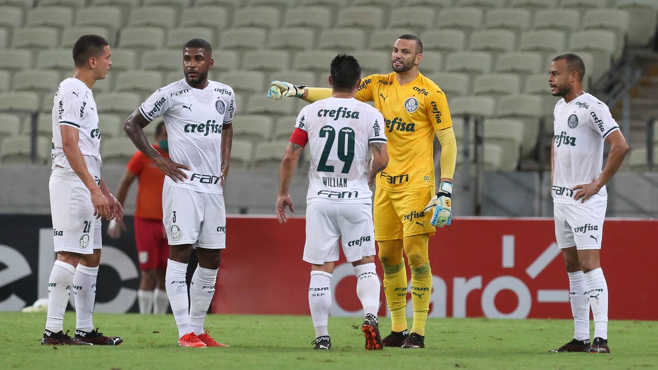 O zagueiro Emerson, o segundo da esquerda para a direita, foi campeão com o Palmeiras da Copa Libertadores, em 2020