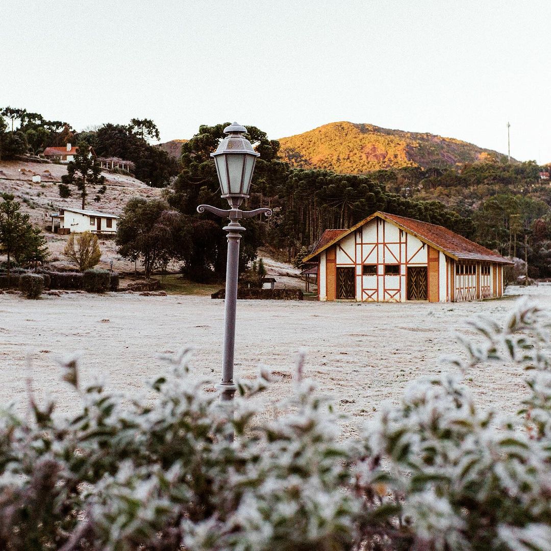 Frio em MG Como destino de ecoturismo forte, muitas trilhas levam a belíssimos mirantes para contemplar a região