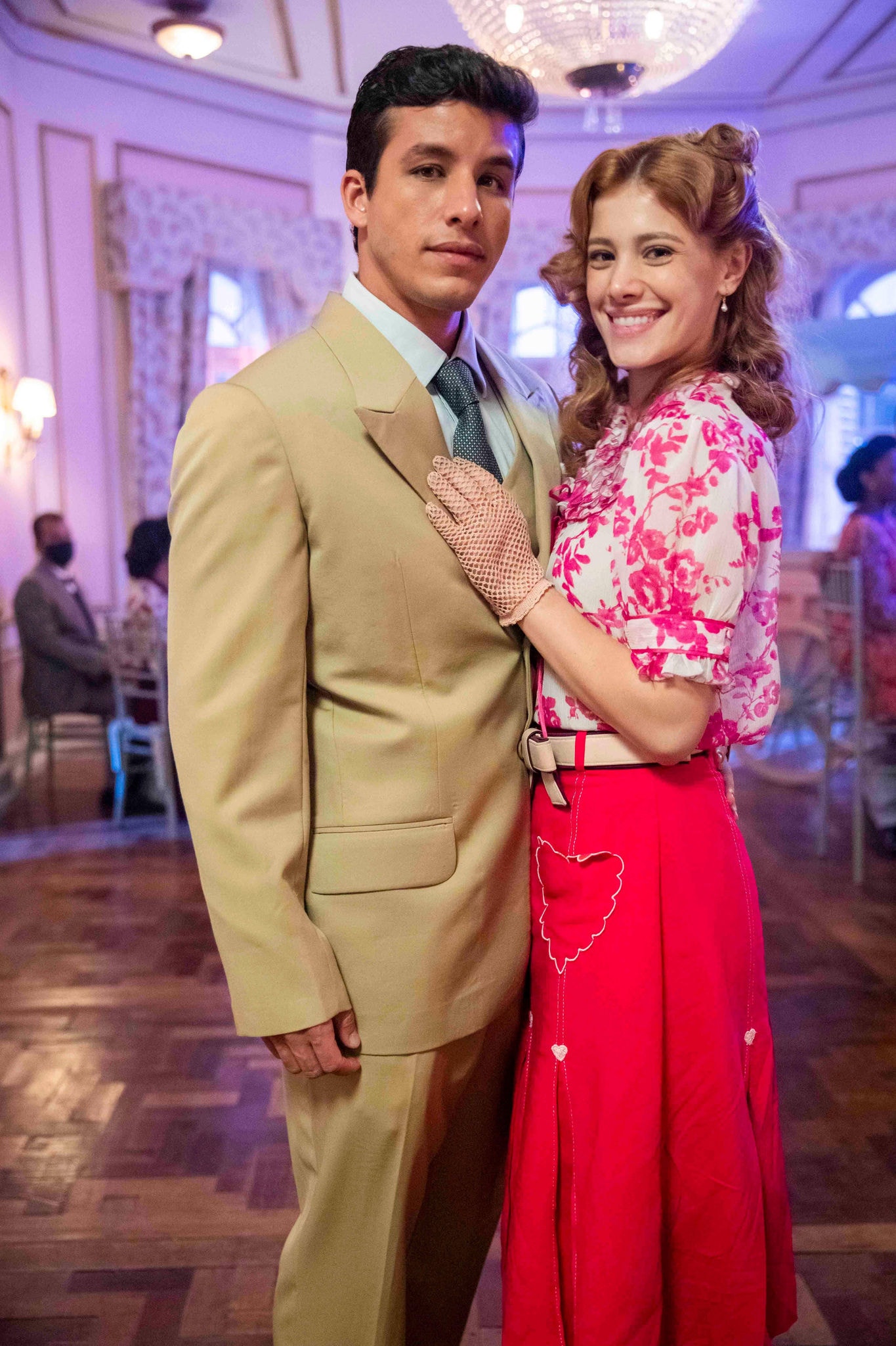 Inácio (Ricky Tavares) e Arminda (Caroline Dallarosa), personagens de Além da Ilusão