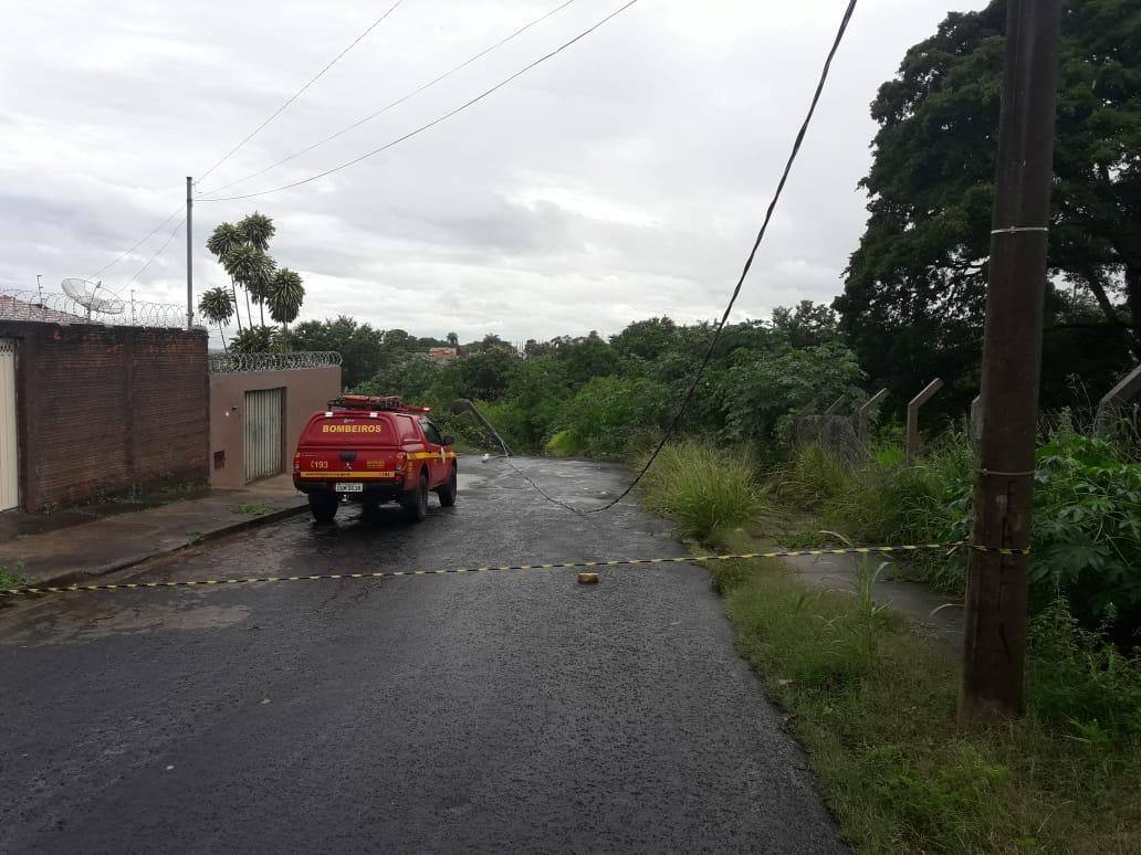 Barranco cedeu e afundou poste