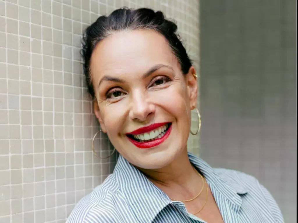 De biquíni, Carolina Ferraz mostra corpo real na web e encanta fãs: “Espetáculo”