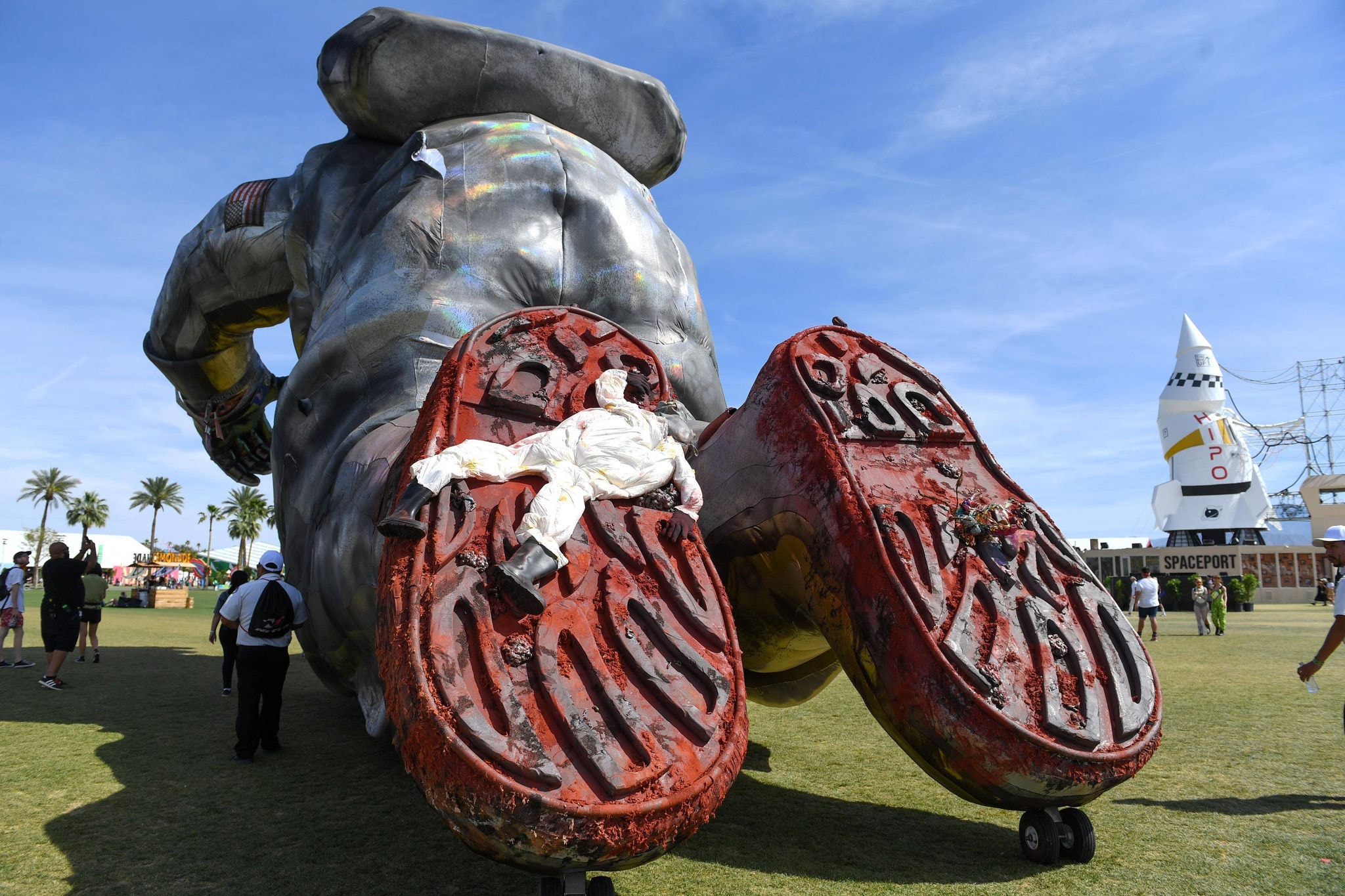 Gigante escultura decora o Festival Coachella, que mistura música, moda e estilo em um só local