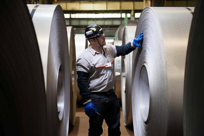 Fabricantes de aço no Brasil estão anunciando suspensão de investimentos ou pausa na produção devido á concorrência 'desleal' chinesa