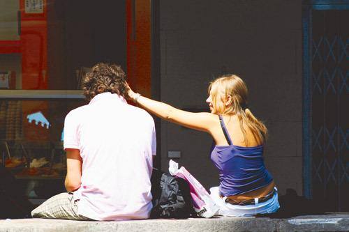 Amor doentio O assunto é tão sério que existem grupos de mulheres que discutem nonimamente seus relacionamentos mantidos a qualquer preço e com uma violência que as deixam paralisadas