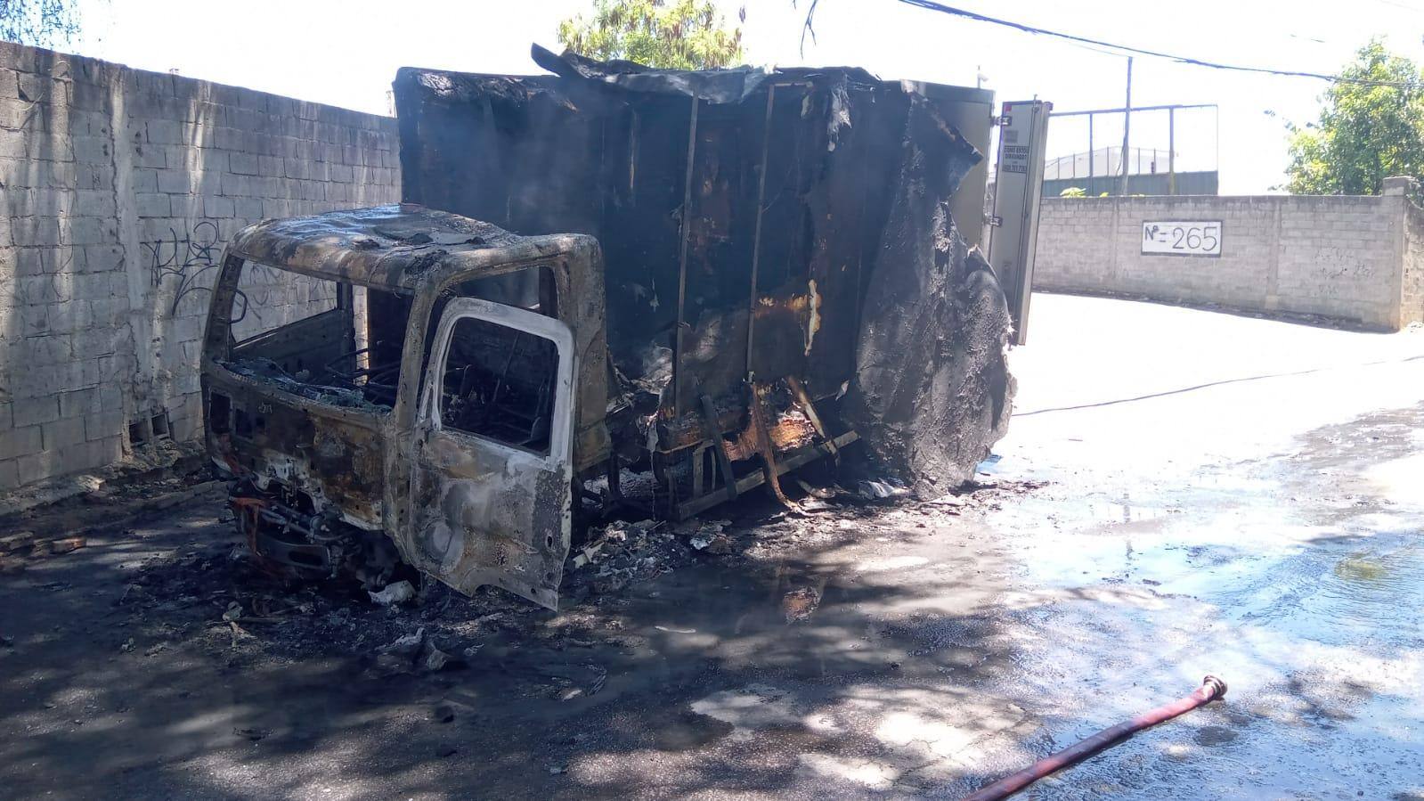 Caminhão ficou completamente destruído