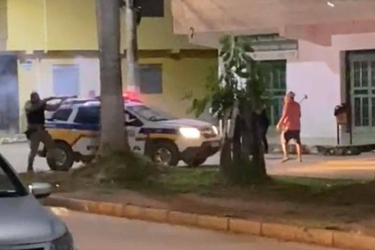 Idoso armado com marreta e facão é contido pela PM com tiros de borracha