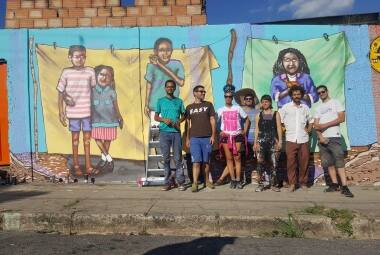 A equipe reunida: o grupo formado por sete grafiteiros se diluiu nas travessas e ruelas do aglomerado Morro das Pedras, onde deixaram sua marca, em uma ação que terá outro capítulo a ser escrito na periferia da Cidade-Luz