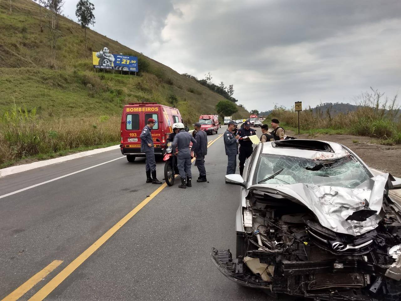 Acidente grave na BR-381 envolvendo moto e carro deixa casal morto em trecho não duplica da rodovia, Ipatinga, no Vale do Aço