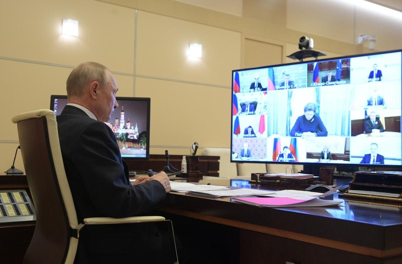 Putin durante videoconferência que determinou ampliação do isolamento na Rússia por causa do coronavírus