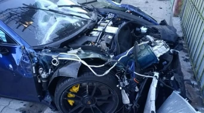 Porsche de Fernando Sastre destruído no acidente que matou motorista de aplicativo Ornaldo da Silva Viana em São Paulo