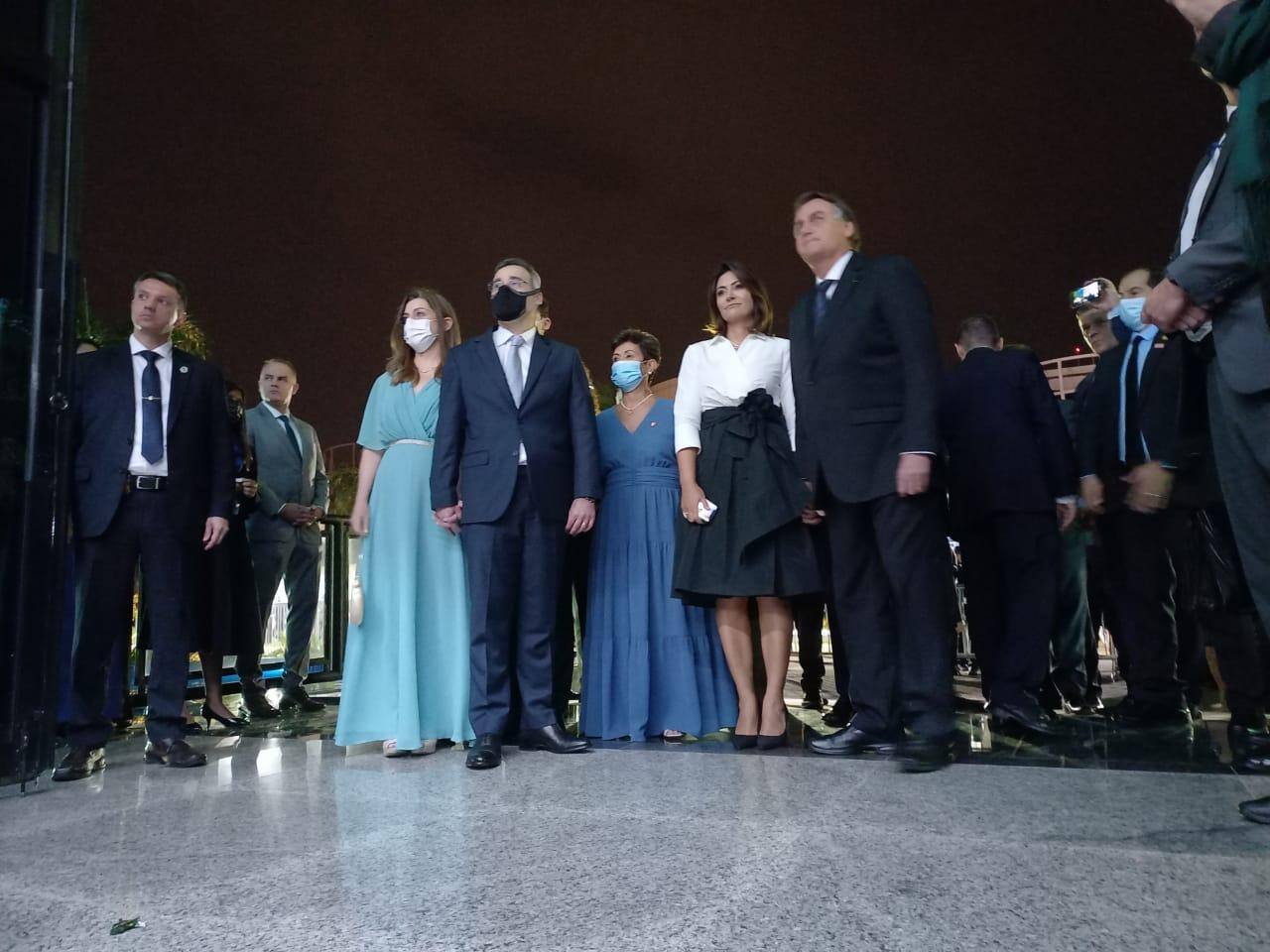Presidente Jair Bolsonaro e a primeira-dama Michelle Bolsonaro chegaram juntos com André Mendonça e família do ministro