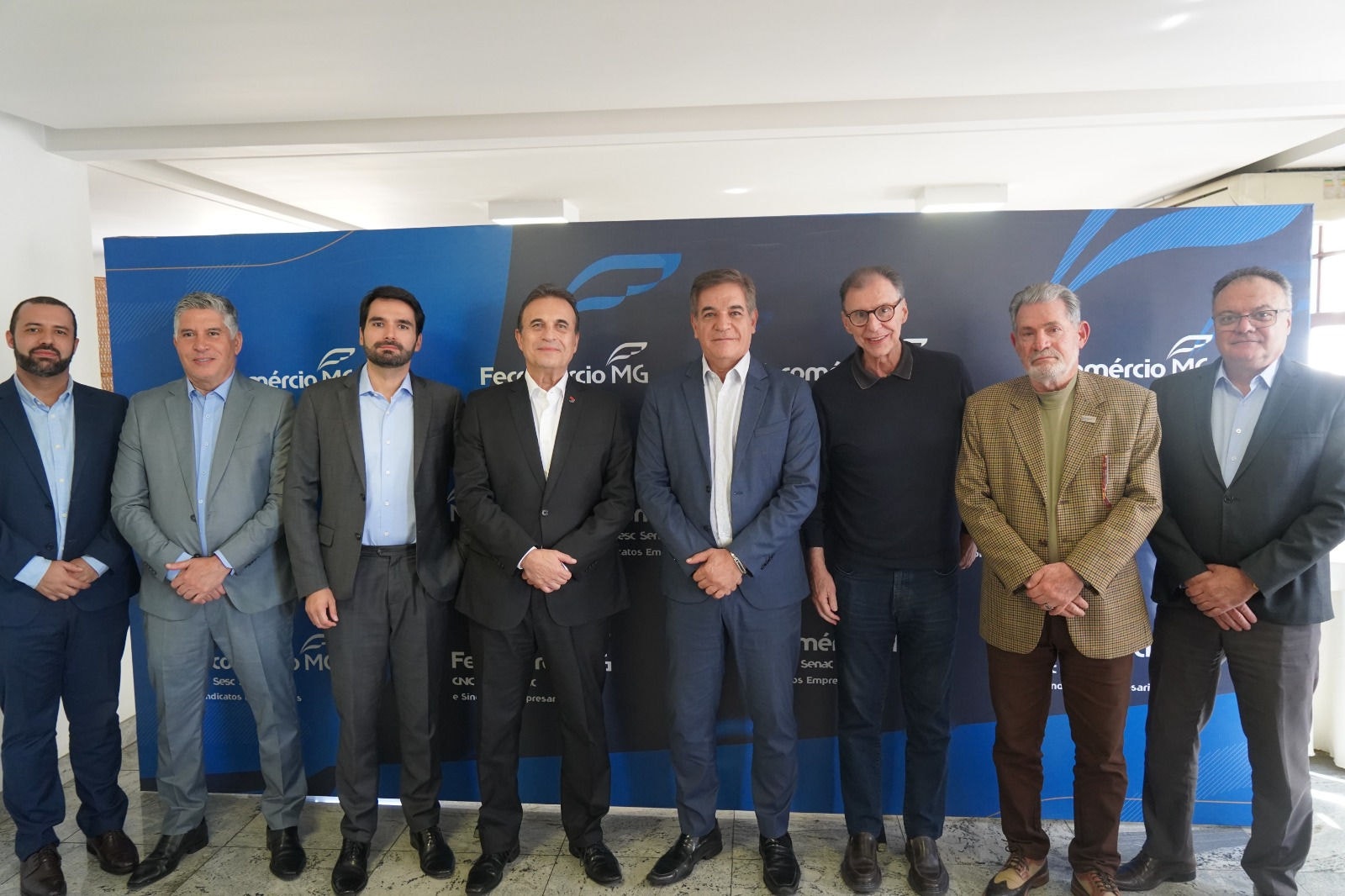 Na sede da Fecomércio MG, Izak Carlos da Silva, economista-chefe do BDMG; diretor do BDMG, Edmílson Gama; diretor do BDMG Alexandre Navarro; presidente do BDMG, Gabriel Viégas Neto; presidente da Fecomércio MG, Nadim Donato; Salvador Ohana, presidente do Sindilojas-BH & Região; Júlio Gomes Ferreira, presidente do Sindimaco Belo Horizonte; e André Coelho, presidente do Sindicomércio Santos Dumont. 